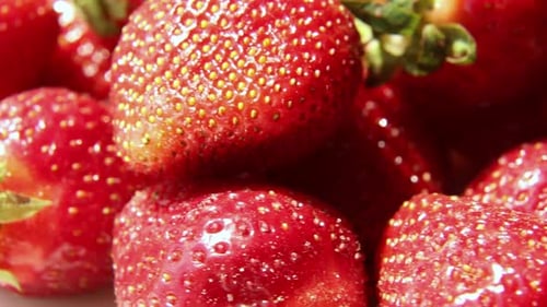 Un tas de fraises rouges fraîches tourne