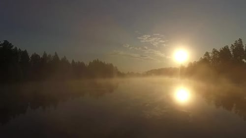 Soleil matinal brumeux sur la forêt d'automne, lac et paysage de campagne pittoresque, vue aérienne