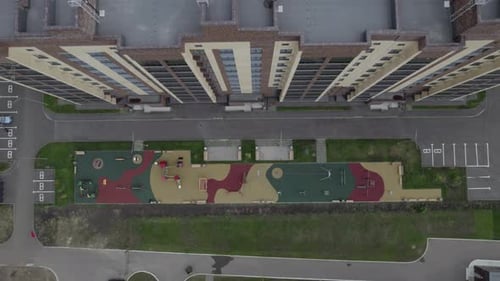 Design of Courtyard Provides Contemporary Architecture