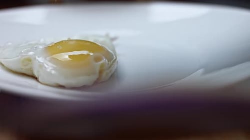 Gebratenes Hühnerei-Form in Form eines Herzens