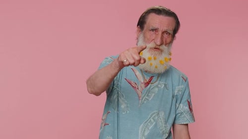 Mann lächelt aufgeregt und zeigt in die Kamera, der den glücklichen Lottogewinner auswählt, was bedeutet, dass Sie großartig sind