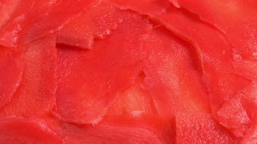 Le gingembre mariné rouge pour les rouleaux de sushi tourne comme le fond pour les restaurants, les bars, la restauration publique