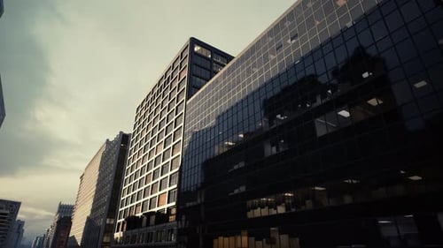 Rascacielos de cristal bañados por el sol que reflejan las luces de la ciudad durante las horas de la noche