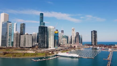 Vue aérienne du port de DuSable et de la côte ensoleillée de Chicago : retrait, prise de vue par Drone