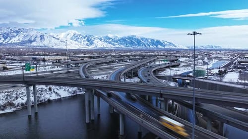 Un hyperlapse aérien montre la fluidité de la circulation à l'échangeur Spaghetti Bowl en hiver