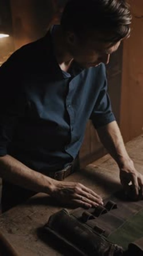 Étui de finition Craftsman pour outils en atelier, redécoupage des coutures d'un produit en cuir fait main