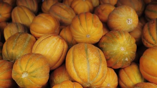 Nahaufnahme Viele Melonen auf dem spanischen Markt