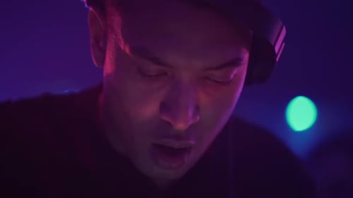 DJ Blick runter auf den Plattenspieler