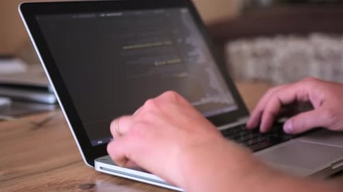 Nahaufnahme männlicher Hände, die Programmcode auf dem Laptop eingeben. IT-Spezialist, Programmierer, Arbeit im Home-Office