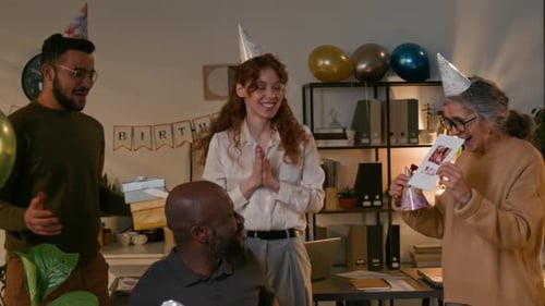 Colegas fazendo festa surpresa de aniversário para homem negro