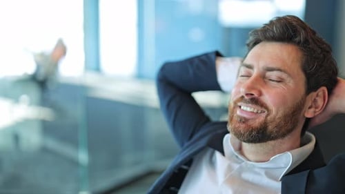 Un professionnel des affaires heureux qui se détend et profite d'un moment de succès