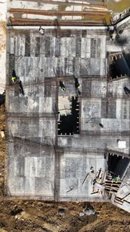 Vídeo vertical: Construction presentó una vista desde un Zumbido de la obra abierta