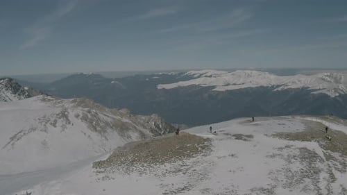 Montagne enneigée en hiver à Sinaia, en Roumanie. Photographié par le Drone DJI Mavic 2 Pro