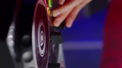 Músico de vídeo vertical de pie en la mesa del DJ mezclando sonido