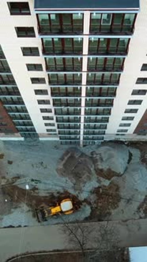 Construcción de un edificio moderno. Vista aérea del edificio de alta construcción. Vídeo vertical