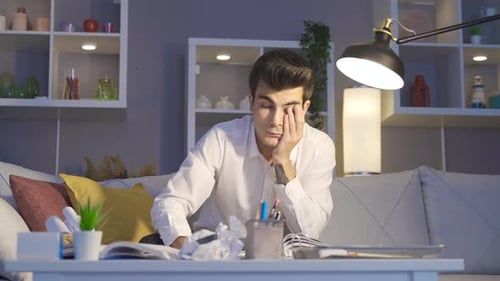 Müder schläfriger Mann, der spät an dem Projekt arbeitet.