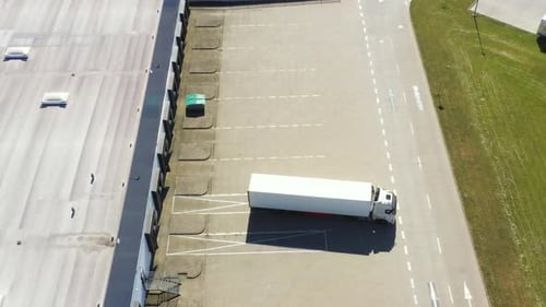Luftbild von Lagerhäusern oder Industriefabrik oder Logistikzentrum von oben. Luftbild