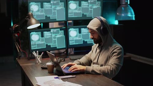 Sistema de hackeamento do Hacker Coder à noite usando vírus