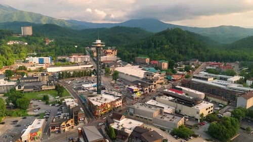 Área turística de la ciudad de Gatlinburg, Tennessee, con concurridas calles Parkway, tiendas populares, restaurantes y pintorescos