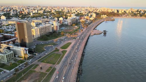 Montevideo Uruguay — Rambla, Bucht und Küstenskyline bei Sonnenuntergang