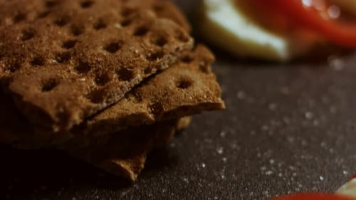 Vue macro des croûtons et de la salade Caprese