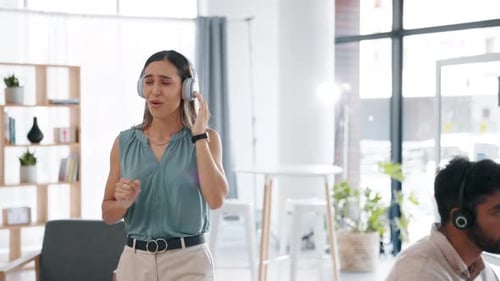 Télémarketing, femme d'affaires, danse au travail et musique dans un bureau