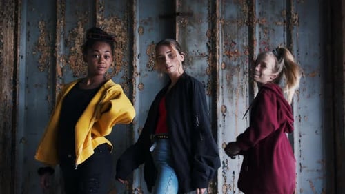 Groupe de filles adolescentes debout à l'intérieur dans un bâtiment abandonné, traînant
