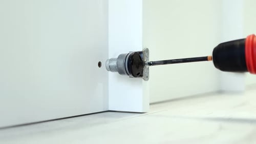 Assemblage professionnel de meubles. Installation de nouveaux meubles. Assemblage de meubles. Vidéos 4k.