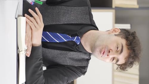 Vidéo verticale sur le fait d'être un bon auditeur dans une communication efficace.