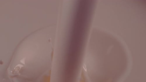 Milch, Joghurt, Spritzer, Zeitlupe, Appetitwirbel, cremig gießen, dynamisches Liquid Motion, Foodstyling
