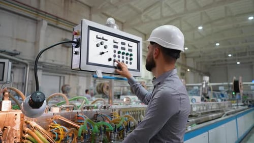 Operador trabalhando em máquina CNC programável em indústrias industriais