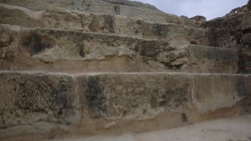 Anciens escaliers en pierre de l'amphithéâtre El Jem bien conservé dans le centre de la Tunisie. Suivi, révélation