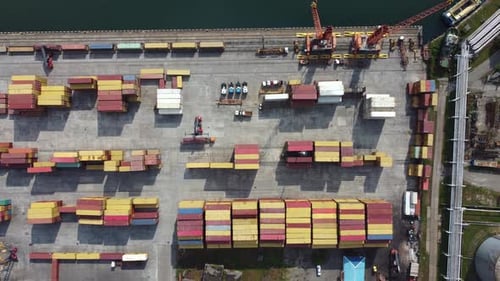 Versandbehälter in Warehouse Aerial. Luftaufnahme des Containerhofs