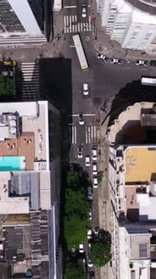 Vídeo vertical da cidade do Rio de Janeiro em dia ensolarado Vista aérea do Brasil