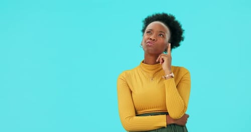 Pensando, mulher negra e maquete em estúdio para ideia em publicidade, branding