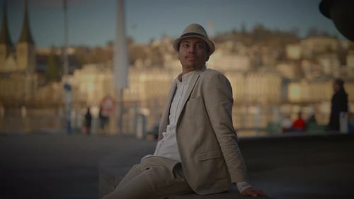 Retrato de estilo de vida urbano de um homem feliz curtindo a vida na cidade ao ar livre