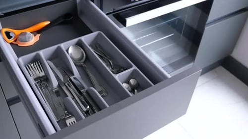 Tenedor para cubiertos con cuchillo y cuchara en un cajón