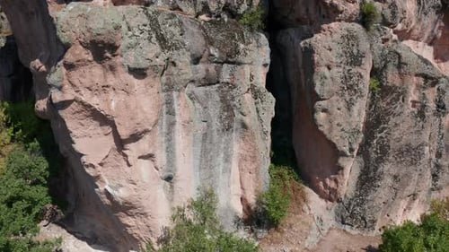 Sites mégalithiques au-dessus du sanctuaire thrace Harman Kaya dans les Rhodopes, en Bulgarie. Gros plan aérien