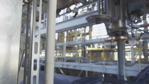 Presiona con la mano el botón en el panel de control de llenado del tanque