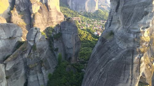 Vol à basse altitude entre des rochers géants dans les Météores, en Grèce, aérien