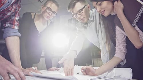 Junge Designer erstellen ein Architekturprojekt