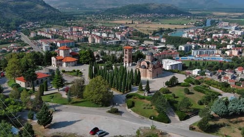 Monasterio ortodoxo en la colina de Trebinje