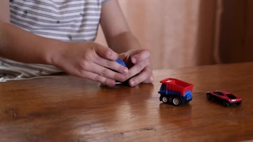 L114. Menino bonito brincando com brinquedos em casa
.