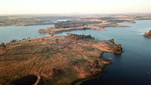 Luftaufnahmen der Landschaft und des Upper Coliban Reservoirs in der Nähe von Tylden, Zentral-Victoria, Australien