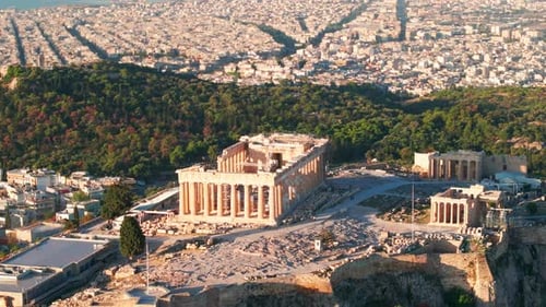 Vue aérienne en cercle serré du Parthénon d'Athènes avec la colline de Philopappos en arrière-plan