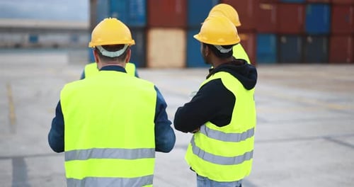 Ingenieure, die Schiffscontainer im Industriehafengeschäft kontrollieren