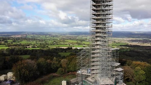 Vista aérea del monumento a Wellington cubierto de andamios para su reparación en Blackdown Hills en Somerset