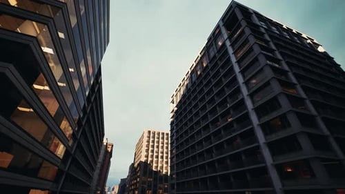 Horizonte de la ciudad de Golden Hour con atrevidas estructuras geométricas y sombras