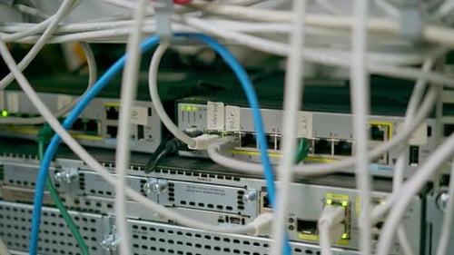 Nahaufnahme eines Stapels von Netzwerk-Patchkabeln in einem Serverraum in einem Rechenzentrumsraum Datenübertragung