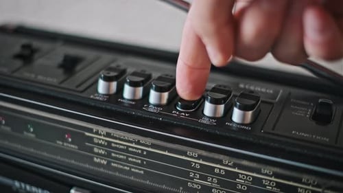 Auf Vintage Boombox auf Play drücken